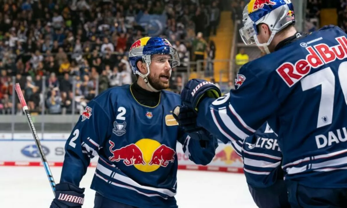 Hokejski klub Olimpija je kljub odličnemu začetku letošnje sezone v mednarodni ligi ICEHL okrepil obrambne vrste. V Ljubljano prihaja izkušeni Andrew MacWilliam.