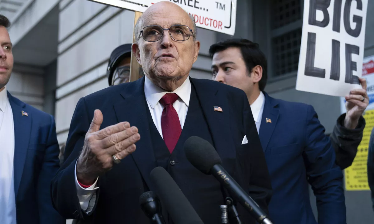 Trump pomilostil Giulianija, sebe ne