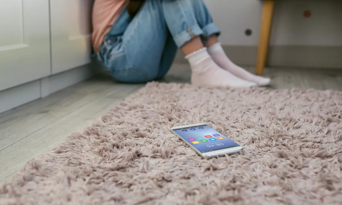 Pet fantov, od katerih so bili trije mladoletni, je dekletu celo grozilo z objavo posnetkov posilstva.