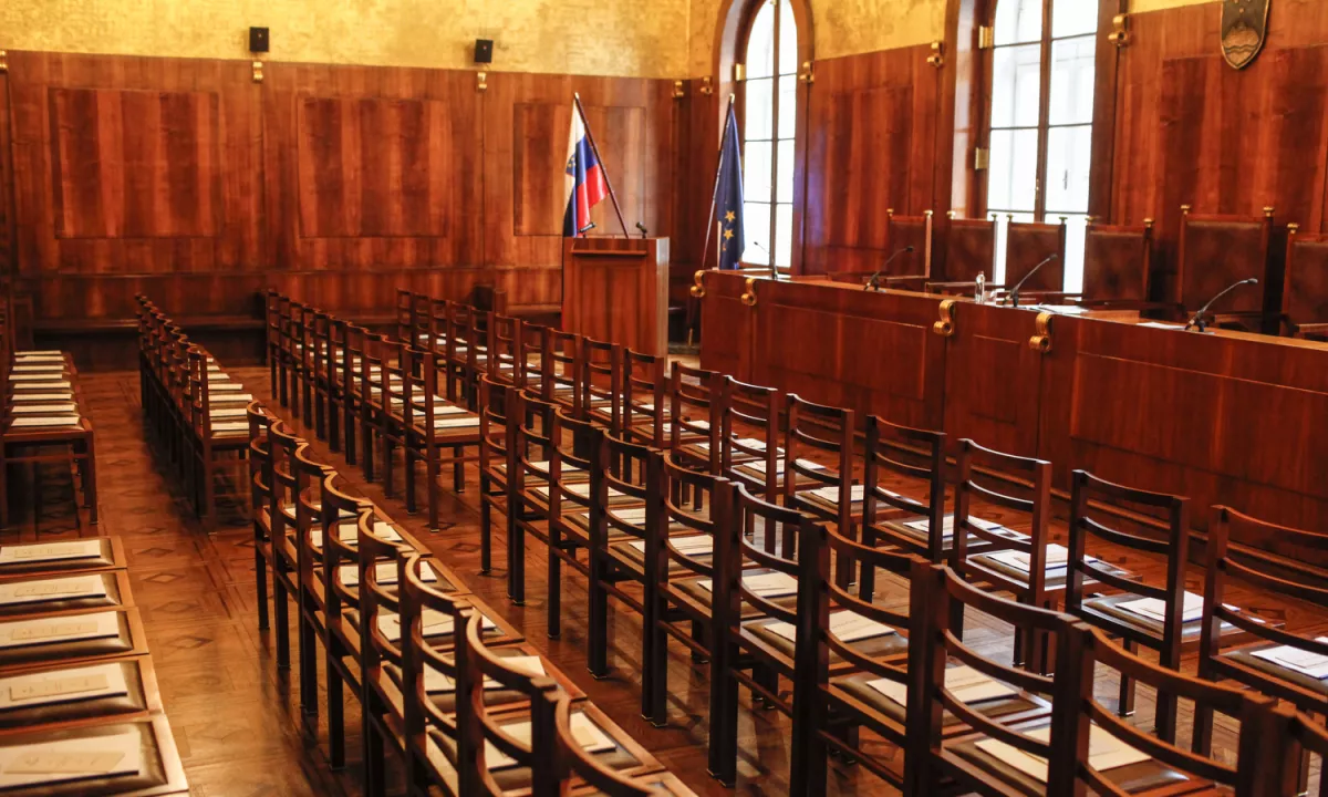 Za tri mesta ustavnih sodnikov 13 prijav