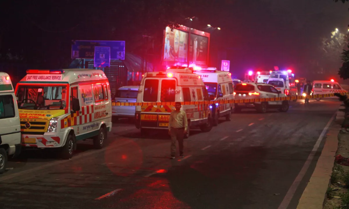 V eksploziji avtomobila v bližini znamenite Rdeče trdnjave v New Delhiju je danes umrlo najmanj deset ljudi, več je ranjenih.