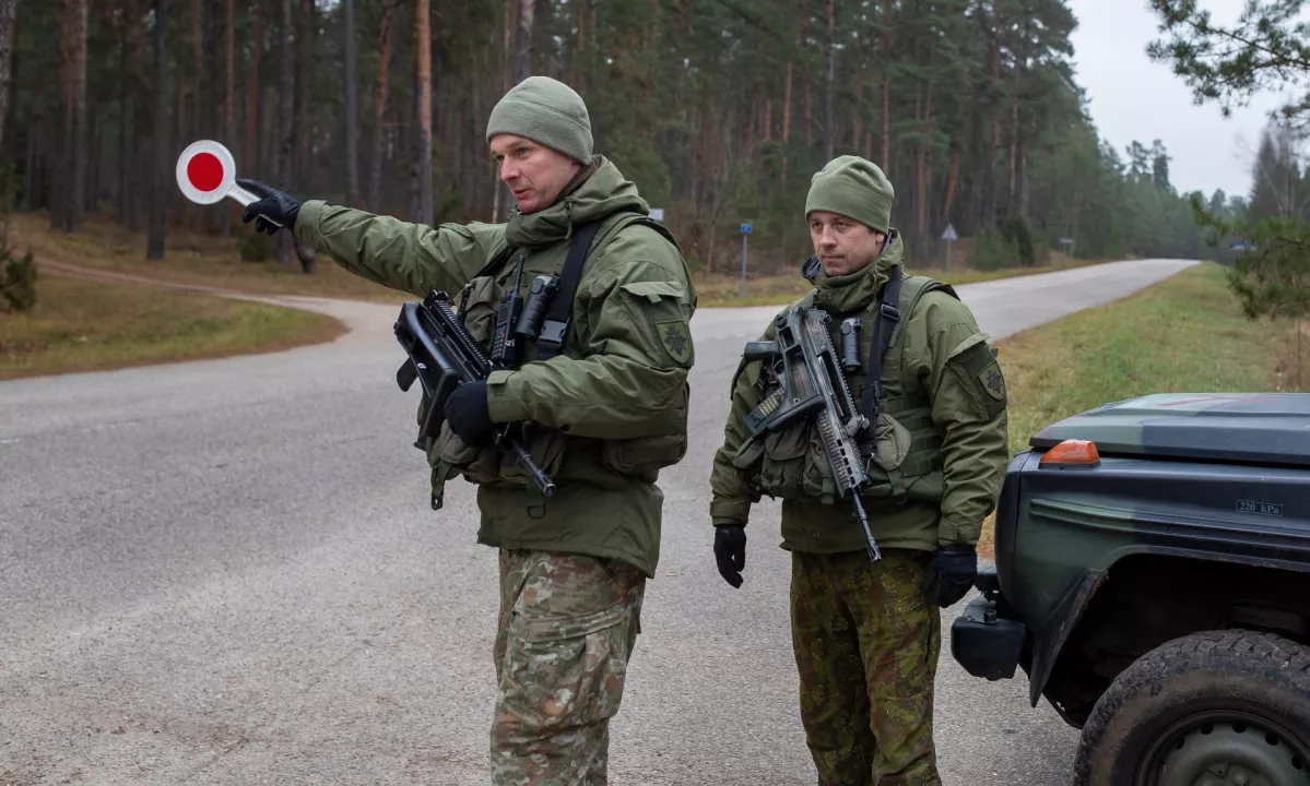 Litva je pred mesecem dni zaprla mejo, Belorusija pa ne želi domov spustiti zgolj litovskih tovornih vozil.