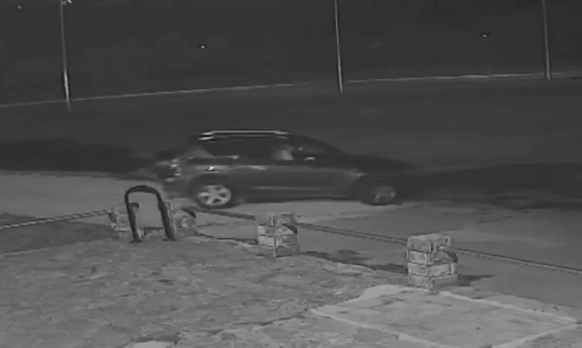 Dvajsetletni mladenič si je prislužil kazensko ovadbo, potem ko je z avtomobilom divjal po pomožnem igrišču NK Dinara v Kninu in pri tem povzročil veliko škodo.