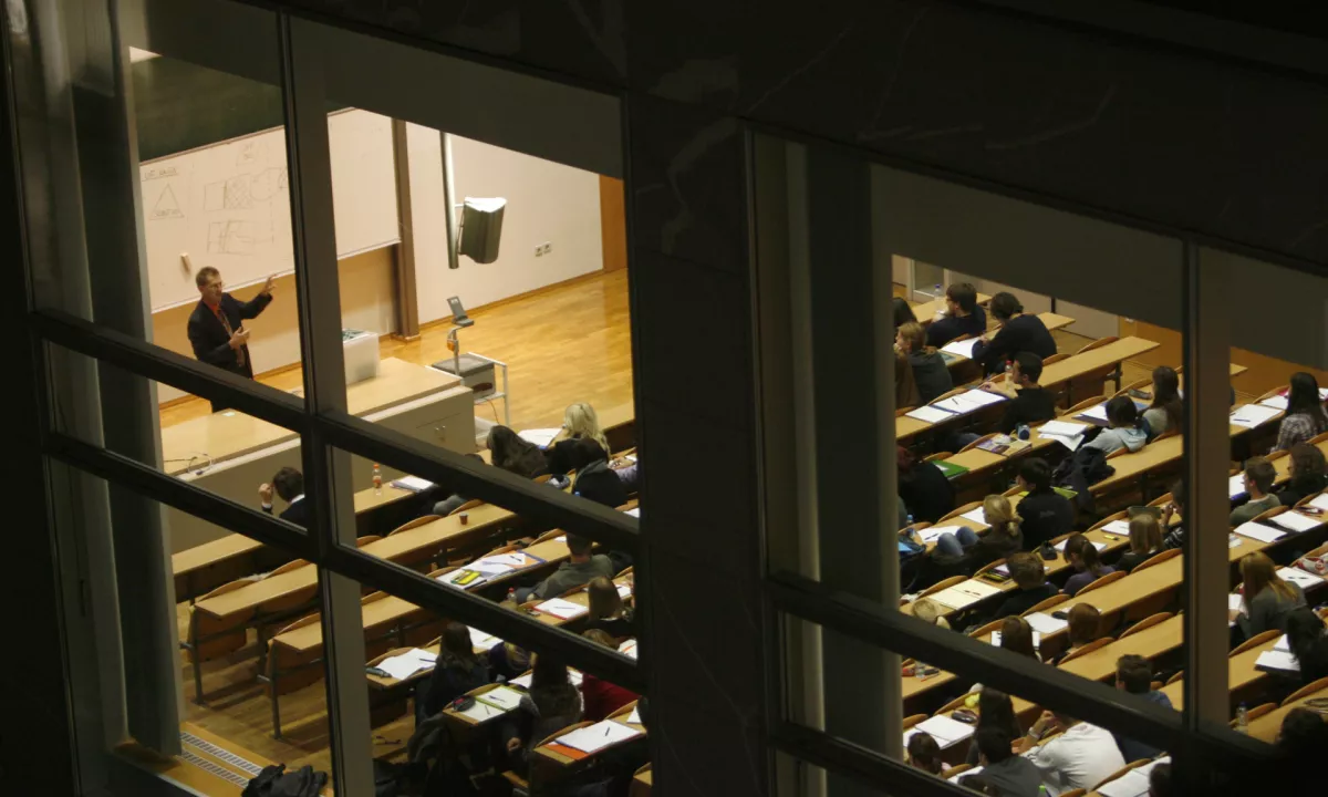 Ker so navodila ministrstva prišla z zamudo, številni še vedno predavajo brez pogodb.