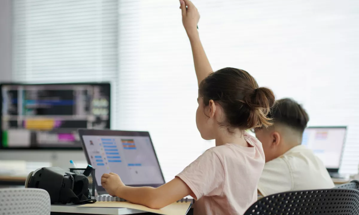 Medtem ko vlada skuša omejiti stres, starši ostajajo ujeti med zahtevami učiteljev in strahom pred globami do 400 evrov.