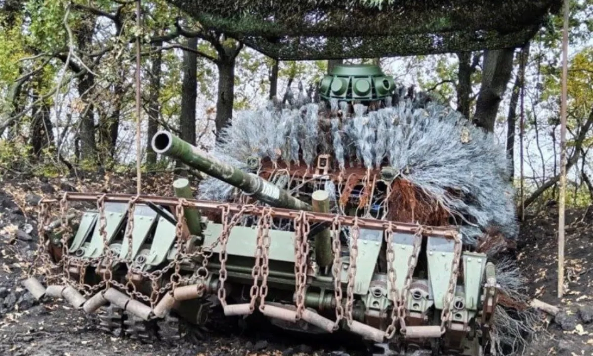 Na fronti, kjer droni vsak dan odločajo o življenju in smrti, se je pojavila nova generacija improviziranega oklepa, ki spreminja pravila igre.