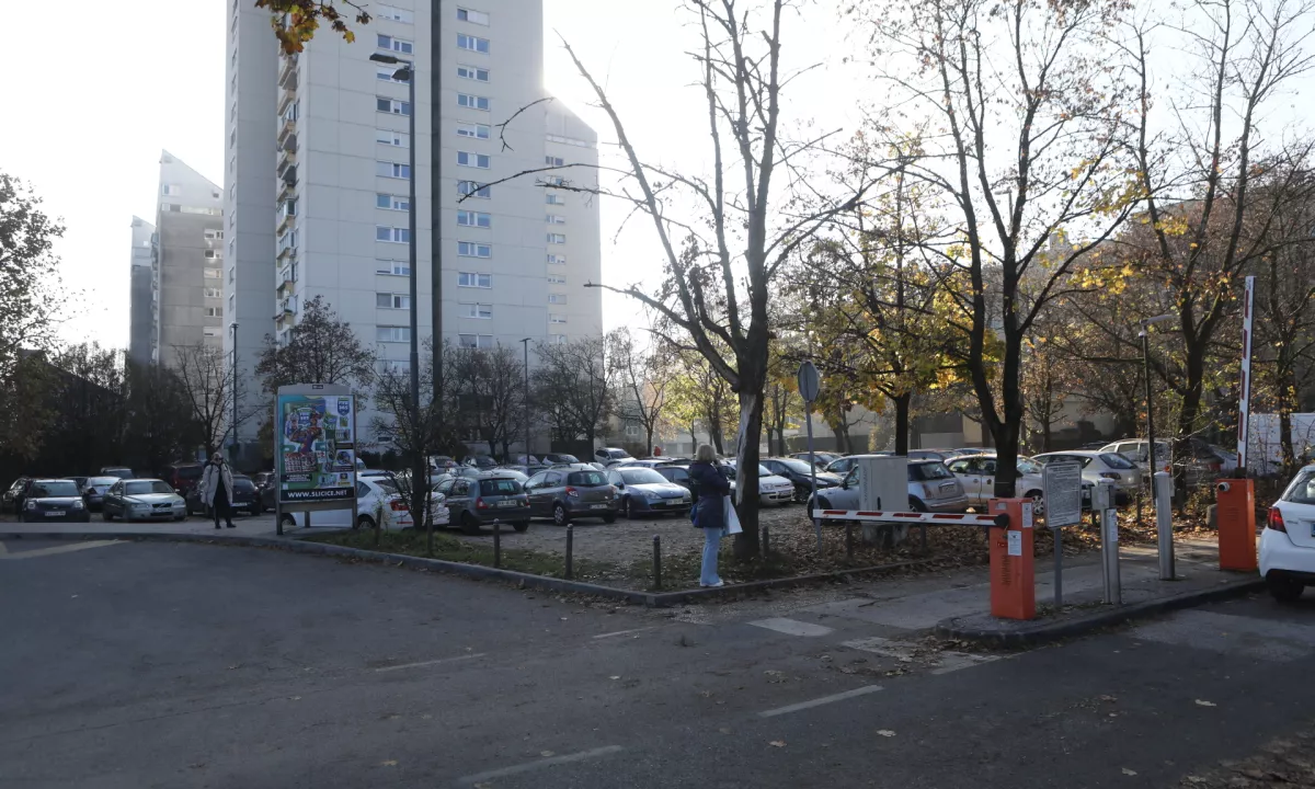 Gre za makadamsko območje, kjer stanovalci trenutno parkirajo avtomobile.