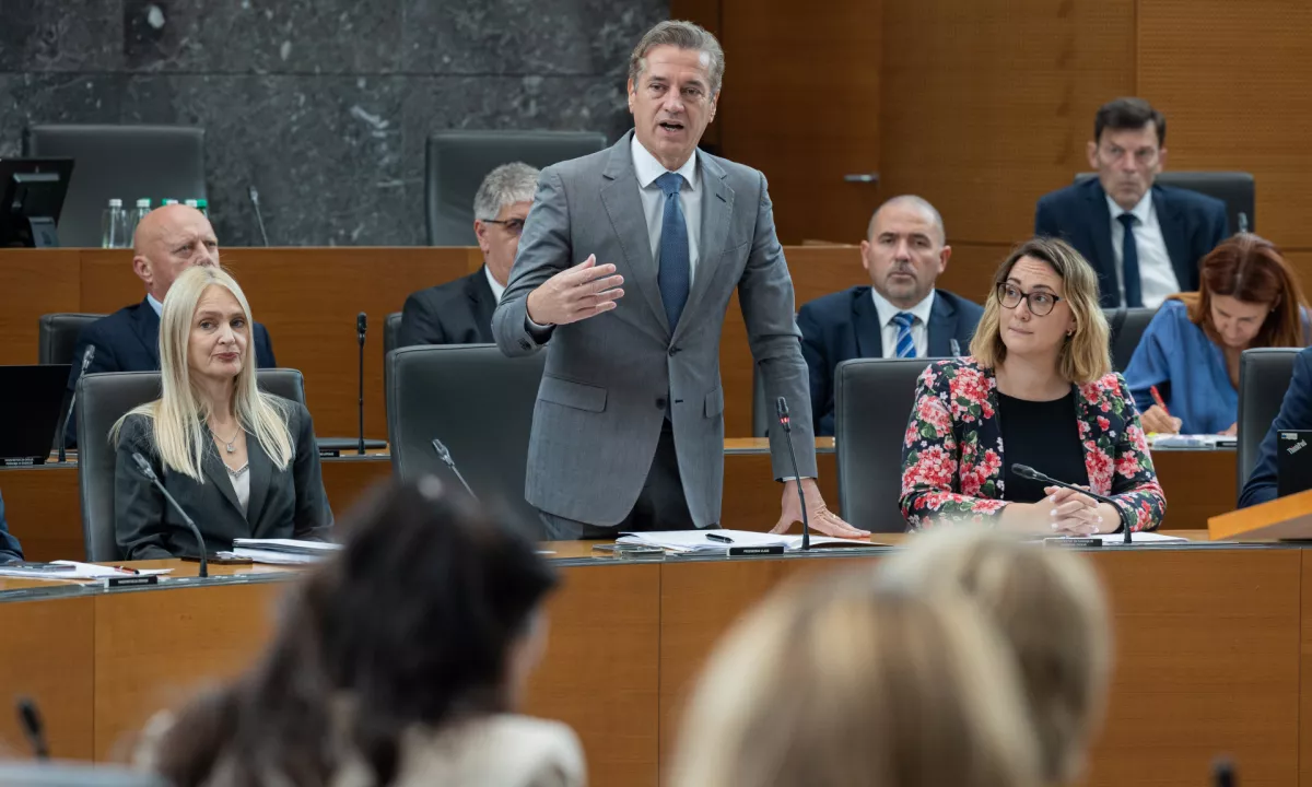 Opozicijo sicer skrbijo posledice za gospodarstvo in javne finance.