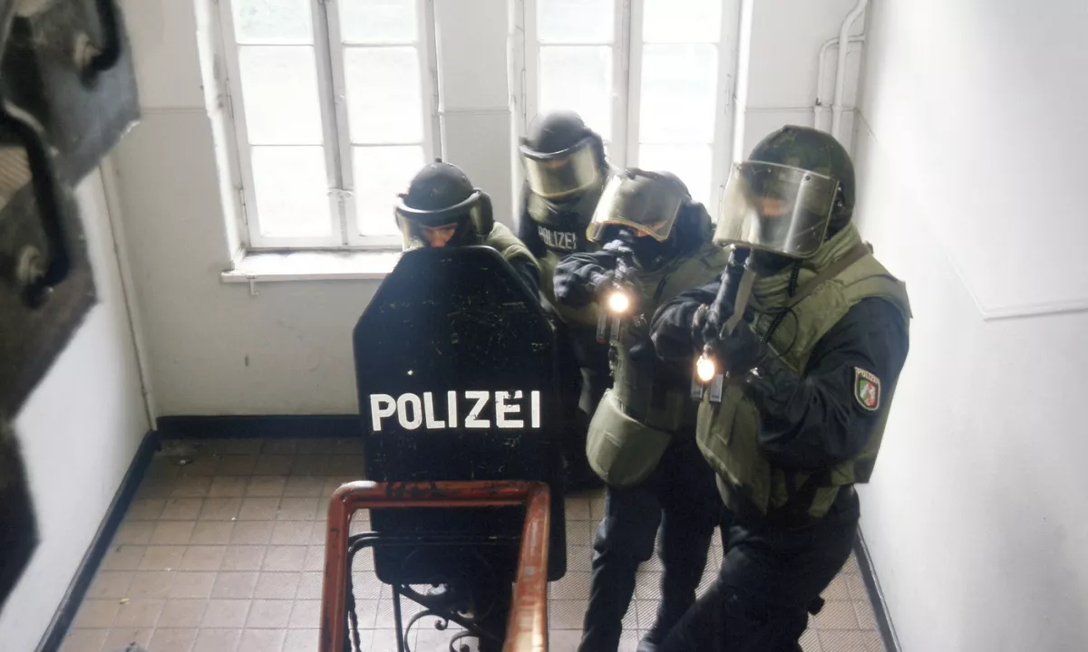 Na platformi je uporabnikom, ki bi bili pripravljeni izvesti atentate, ponujal plačilo v kriptovalutah.