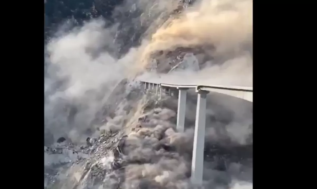 Po prvih podatkih ni poročil o žrtvah, saj so oblasti most zaprle dan pred nesrečo, ko so na območju zaznali znake nestabilnosti.