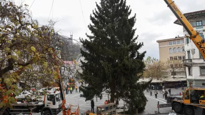 - Prešernov trg - Novoletna jelka Tina - postavljanje smreke namenjene decembrskemu in novoletnemu okrasu - ﻿- 20.11.2023 - Praznična okrasitev Ljubljane - priprave na Veseli December - božično novoletni sejem - prednovoletno okraševanje//FOTO: Jaka Gasar