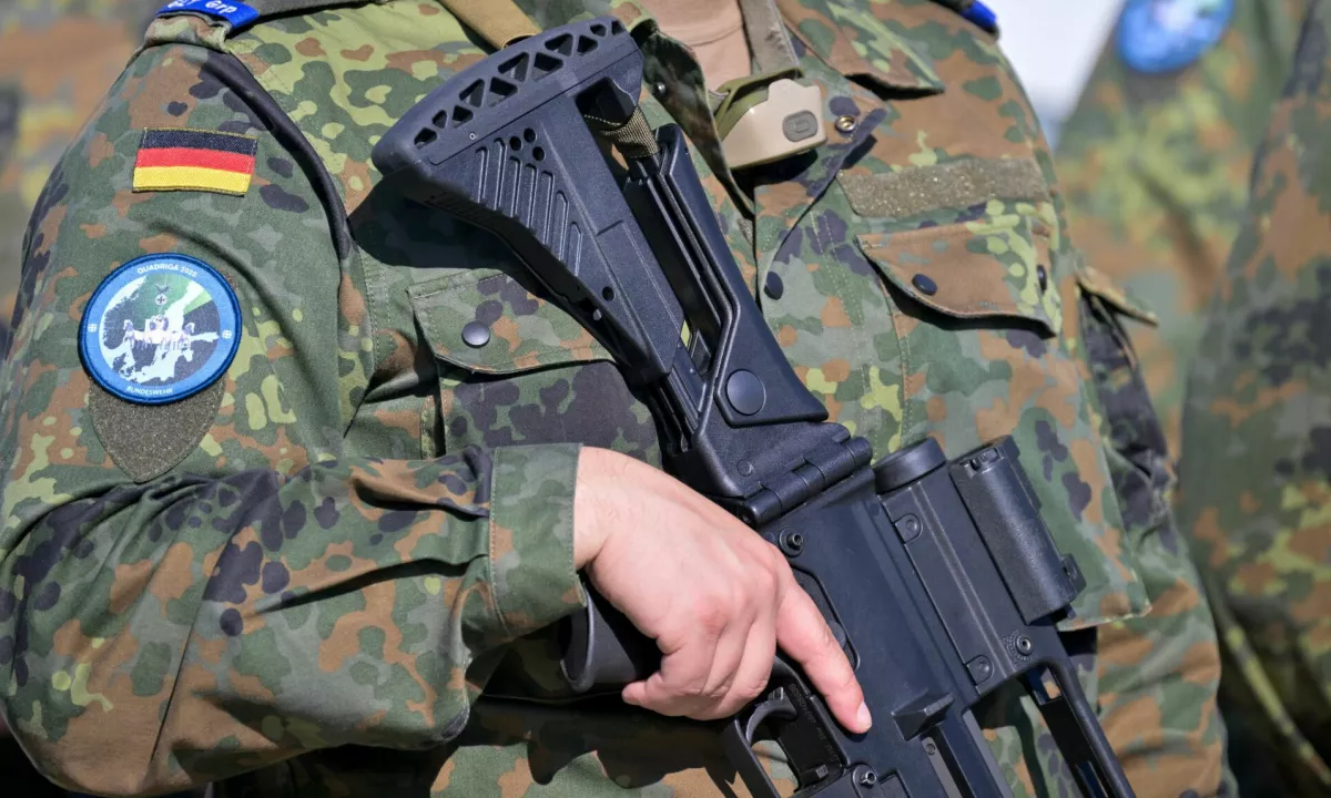 Nemčija postaja največja vojaška sila v Evropi, Francija izgublja primat, Poljska pa previdno sprejema nove razmere.