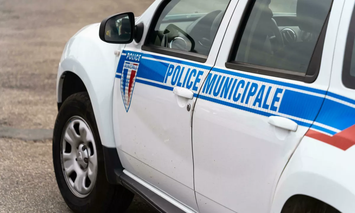 Ujeli Alžirca, ki je pobegnil skozi okno novogoriškega sodišča