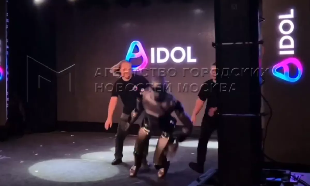 Prvi ruski humanoidni robot je na predstavitvi v Moskvi padel, še preden je prikorakal do sredine odra, slovesnost pa se je končala predčasno.