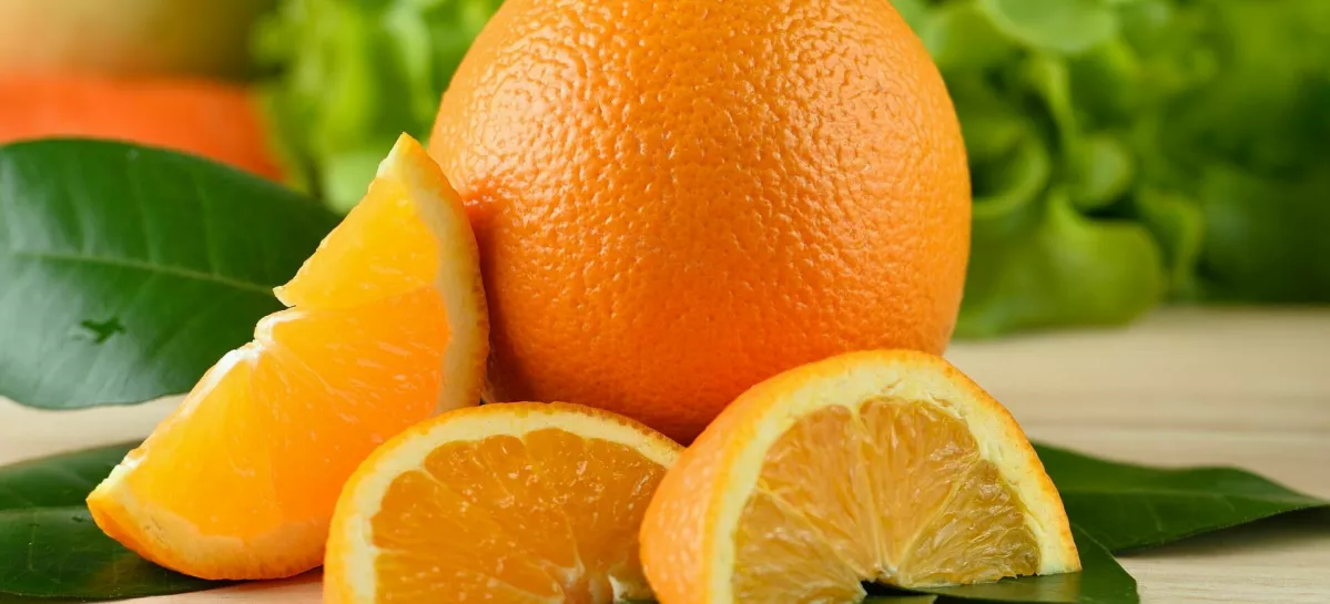 Orange slice isolated on white background / Foto: Deenida