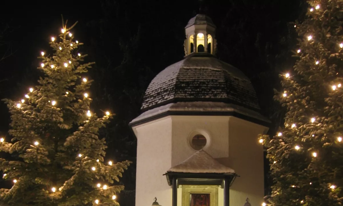 V avstrijskem Oberndorfu je 24. decembra leta 1818 zazvenela Sveta noč, ki jo pojejo po vsem svetu.