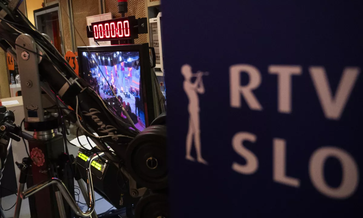 TV Slovenija so gledalci najprej očitali skromno predstavljanje stališč o zakonu o pomoči pri prostovoljnem končanju življenja, nato pa način izvedbe referendumskega soočenja in tudi pristranskost v nekaterih prispevkih in oddajah.