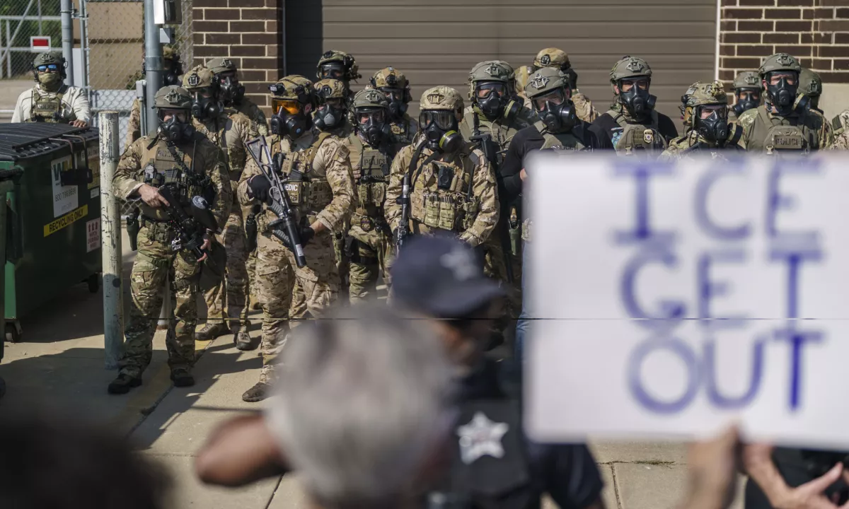 Sodišče ukazalo izpustitev več sto pridržanih med racijami ICE v Illinoisu