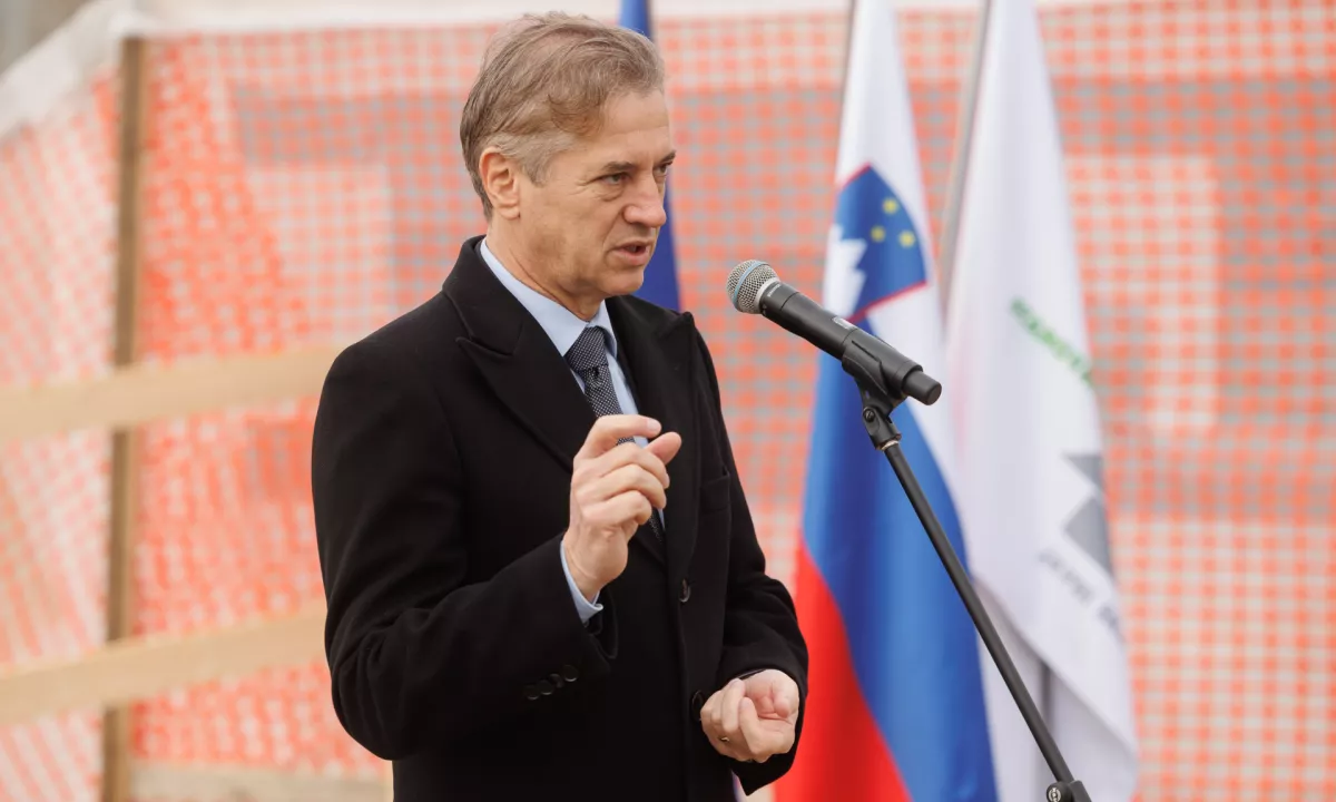 Golob v pismu javnim uslužbencem izpostavil pomen njihovega dela