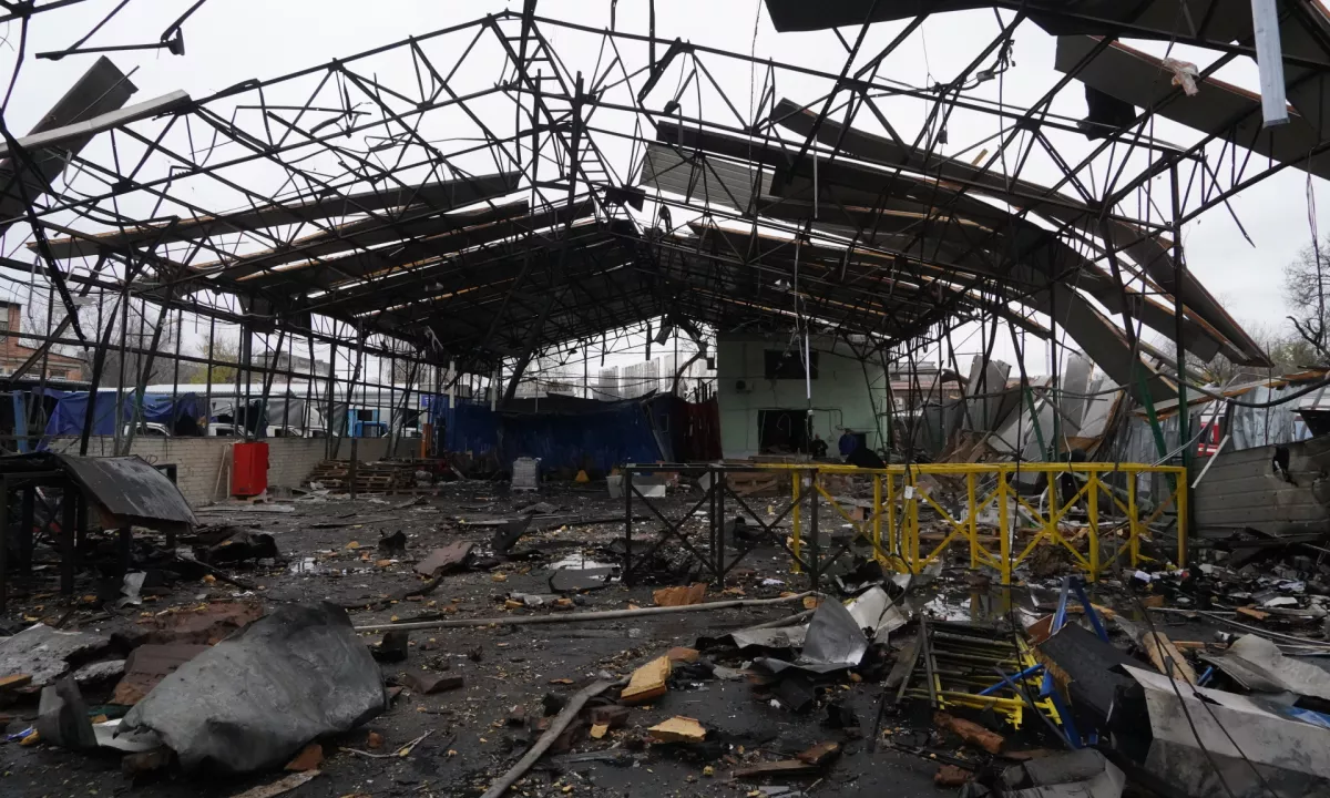 Trije mrtvi v ruskem napadu v Harkovu, Zelenski obiskal Zaporožje