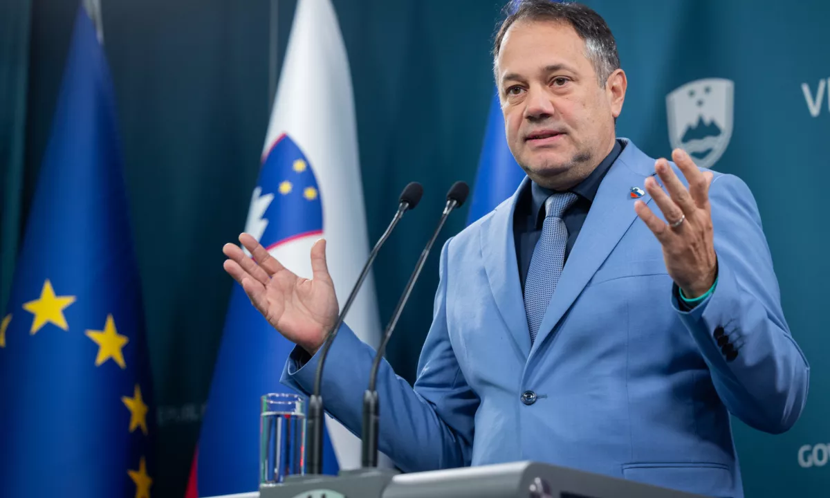 Vlada predlaga dvig starostne meje za vožnjo lahkih motornih vozil