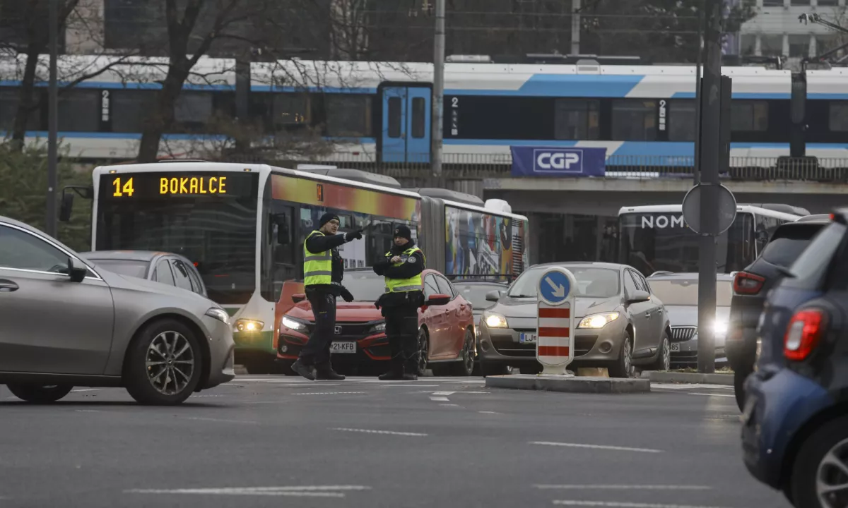 Na Bavarskem dvoru napad z ostrim predmetom, storilec na begu