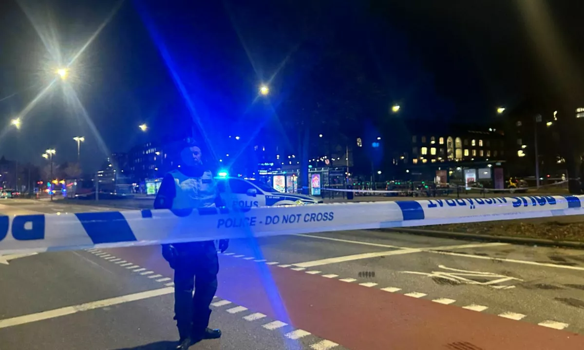 Več mrtvih v Stockholmu, potem ko je avtobus trčil v avtobusno postajališče