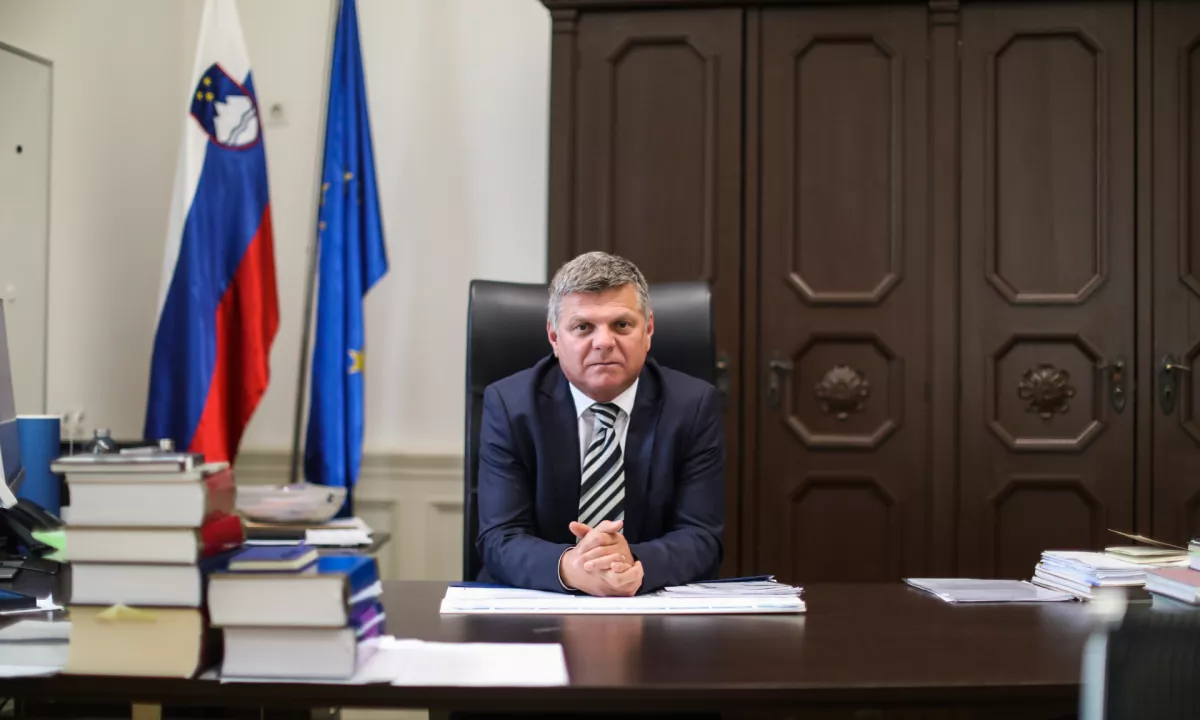 Predsednik okrožnega sodišča Pogačnik trdi, da je upošteval zakon in ustavo