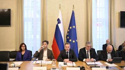 13.11.2025 Premier dr. Golob v pogovoru z župani Jugovzhodne Slovenije o t.i. Šutarjevem zakonu - obravnava romske tematike in s tem povezanimi rešitvami v t. i. Šutarjevem zakonu - VLADA RSFoto: Nik Erik Neubauer