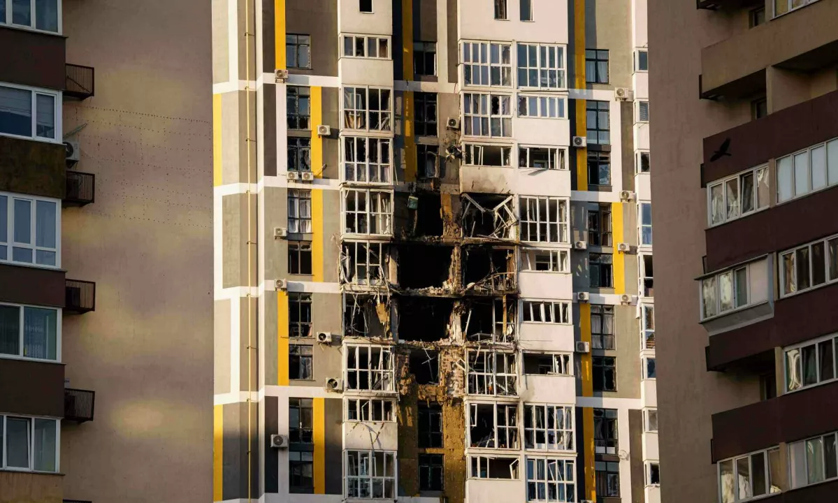 V ruskem obstreljevanju Ukrajine smrtna žrtev, poškodovanih več stavb