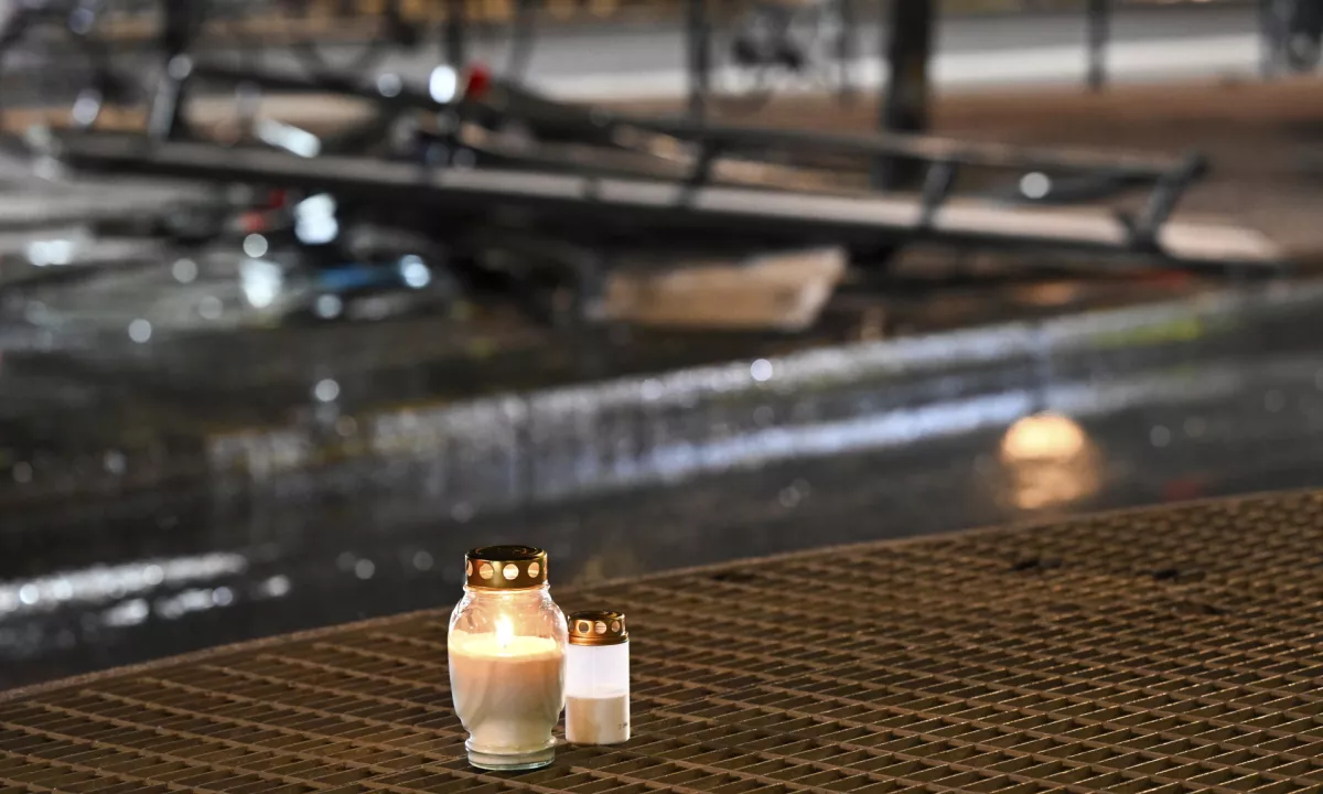 V Stockholmu avtobus trčil v postajo, več mrtvih in ranjenih