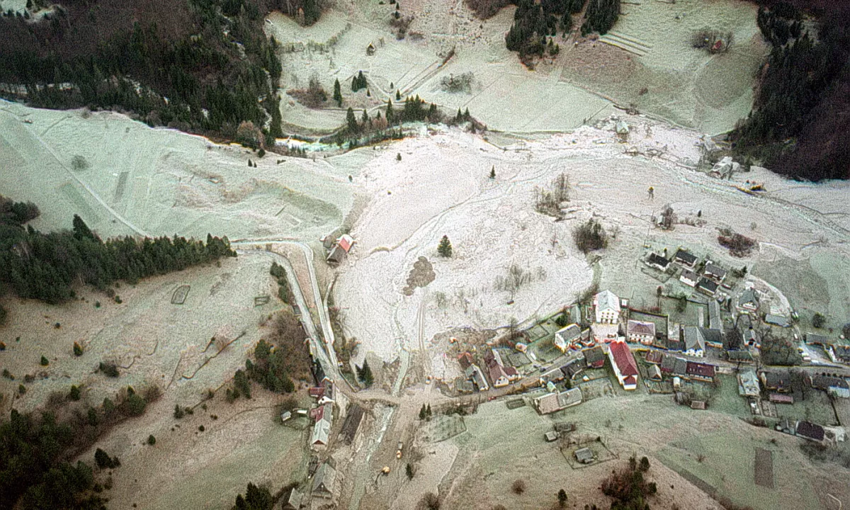 V Logu pod Mangartom se spominjajo žrtev plazu pred 25 leti