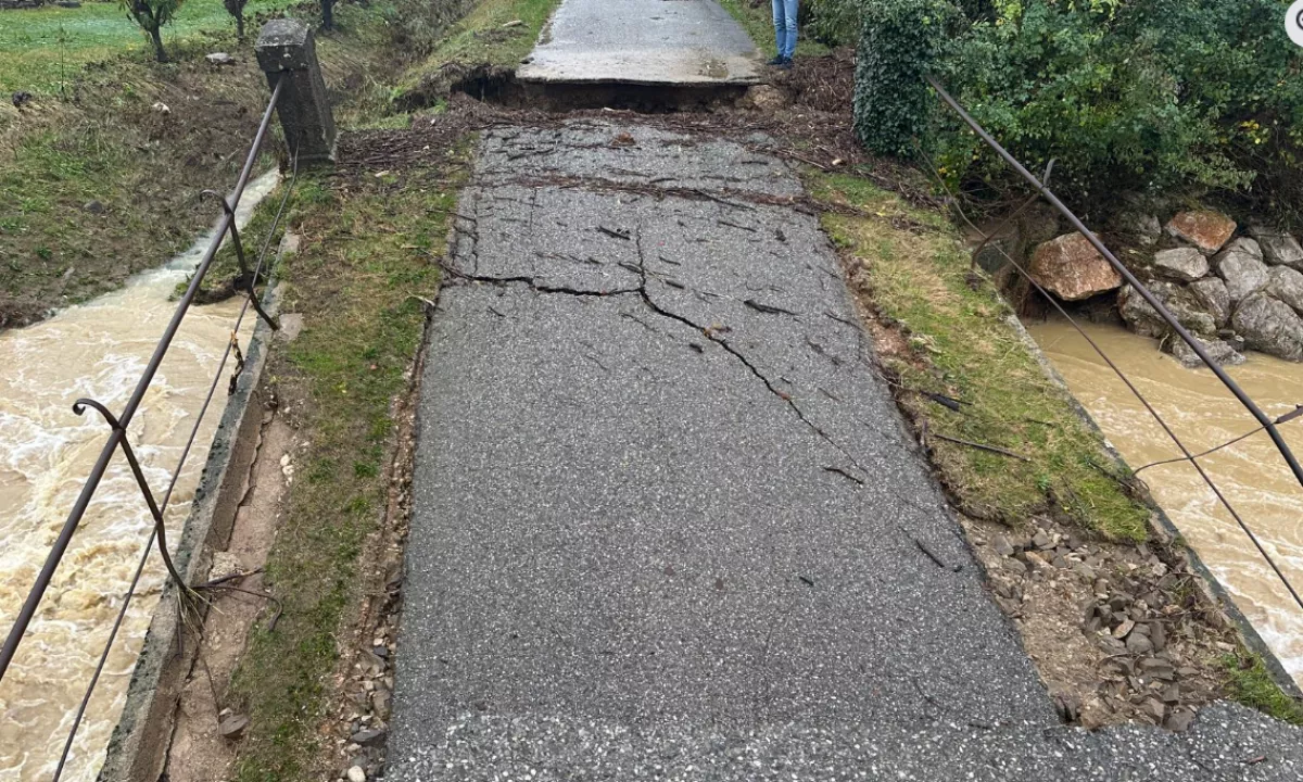 Na zahodu obilne padavine: poplavljene ceste, sprožilo se je več plazov