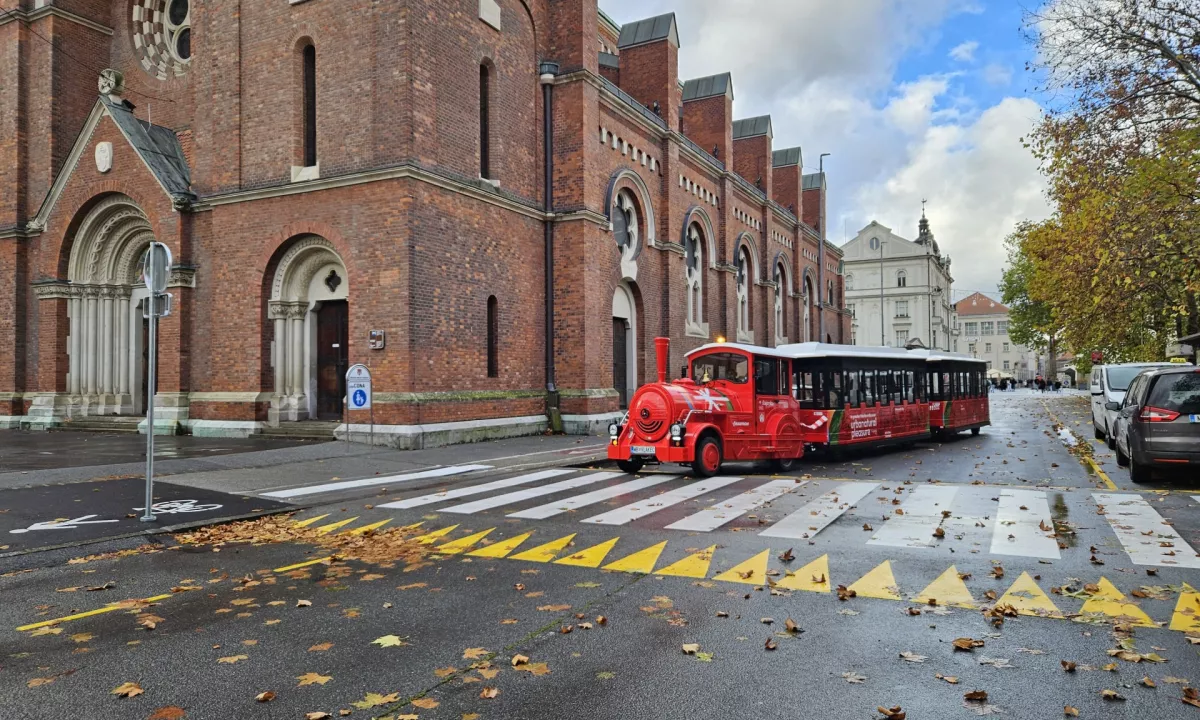 V Mariboru začel voziti prvi električni mestni vlakec