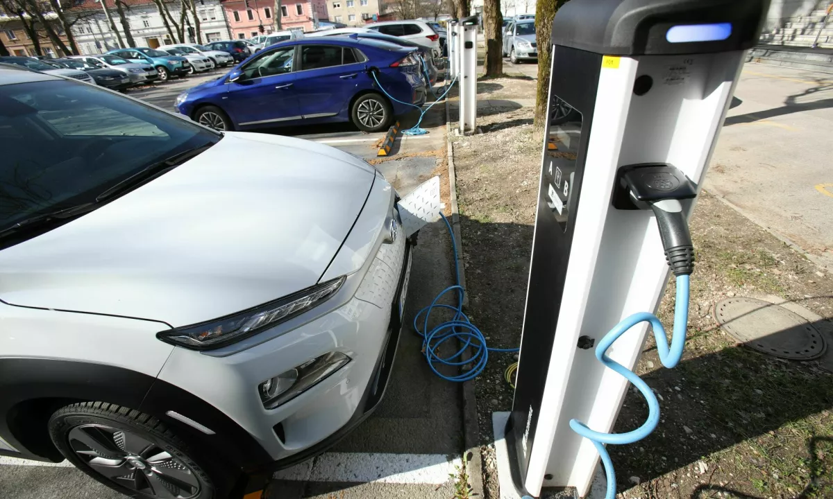 Luka Koper prejela 10,5 milijona evrov za elektrifikacijo pristanišča in polnilnice v Ljubljani