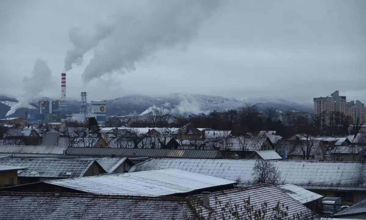Nočno sneženje pobelilo dele Slovenije