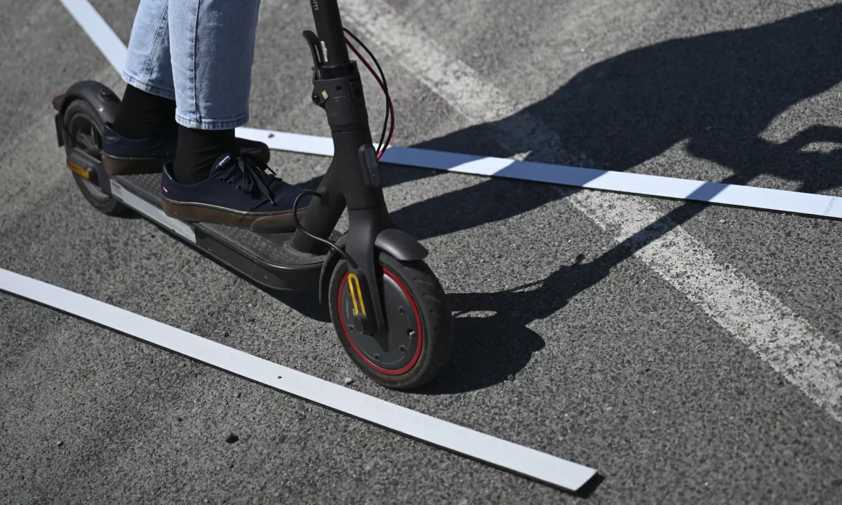 V Ljubljani voznik e-skiroja pri rdeči luči trčil v peški in pobegnil, policija išče priče