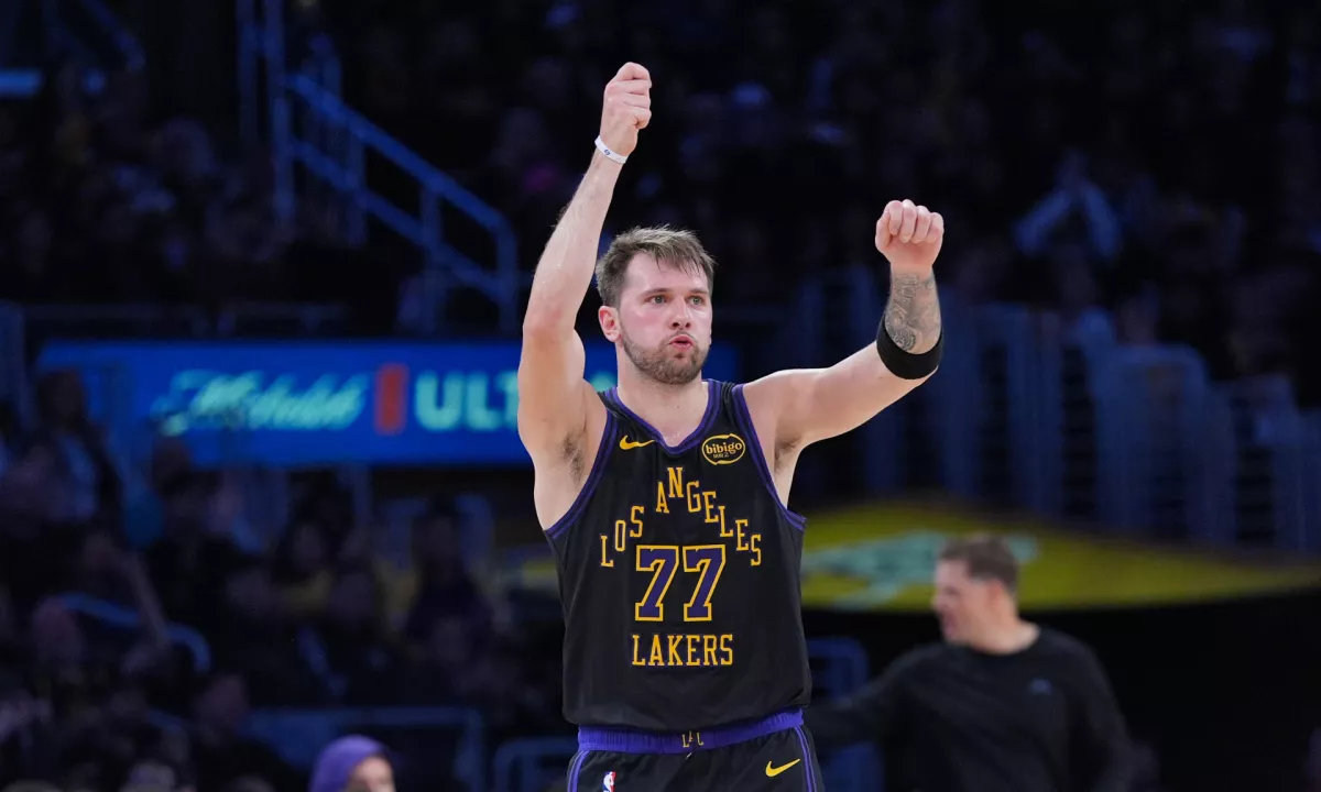 Dončiću 37 točk ob zgodovinski vrnitvi Jamesa