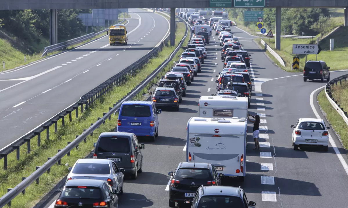 Zaradi nesreče promet na gorenjski avtocesti samo po prehitevalnem pasu