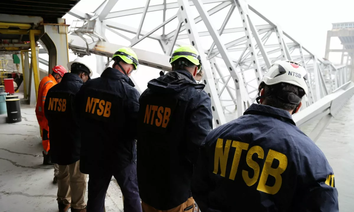 Ohlapen kabel na tovorni ladji verjeten vzrok za zrušenje mostu v Baltimoru