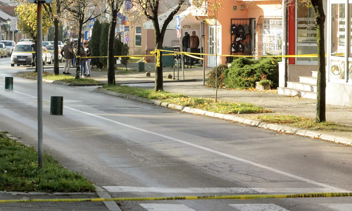 Rop zlatarne: Po strelskem obračunu eden od storilcev mrtev, enega prijeli