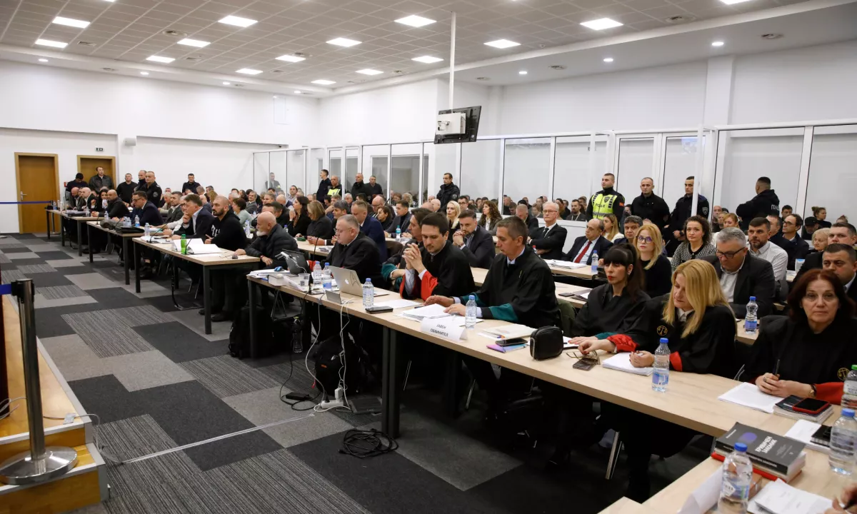 V Severni Makedoniji se je začelo sojenje za požar v Kočanih, med obtoženimi tudi nekdanji ministri