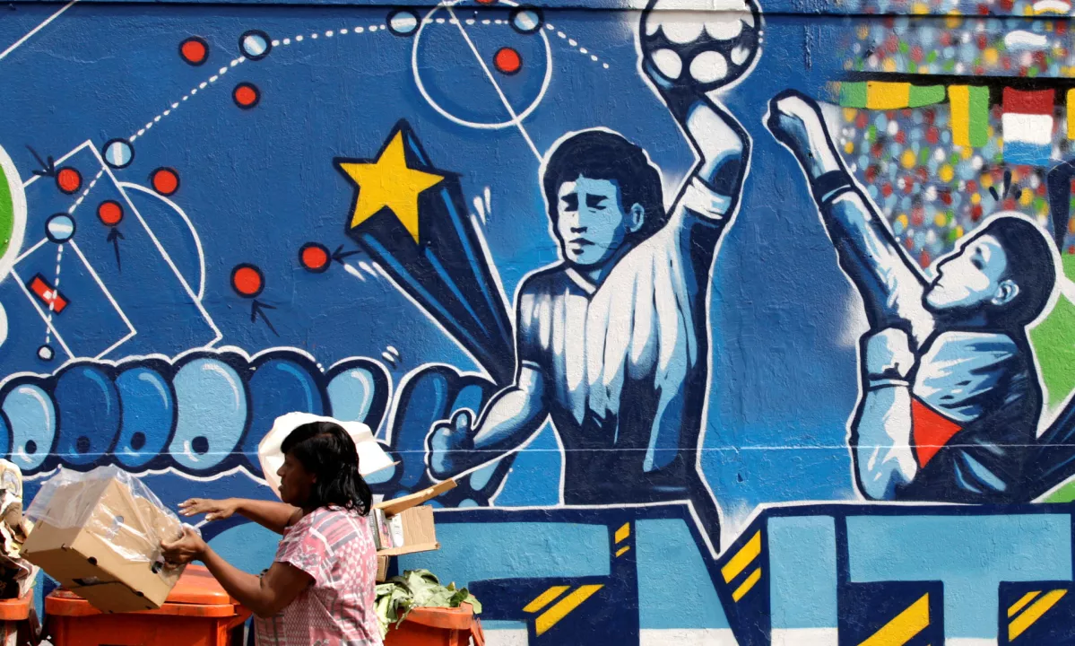 Zaradi Maradonine obletnice spopadi v Neaplju med uličnimi prodajalci in oblastmi