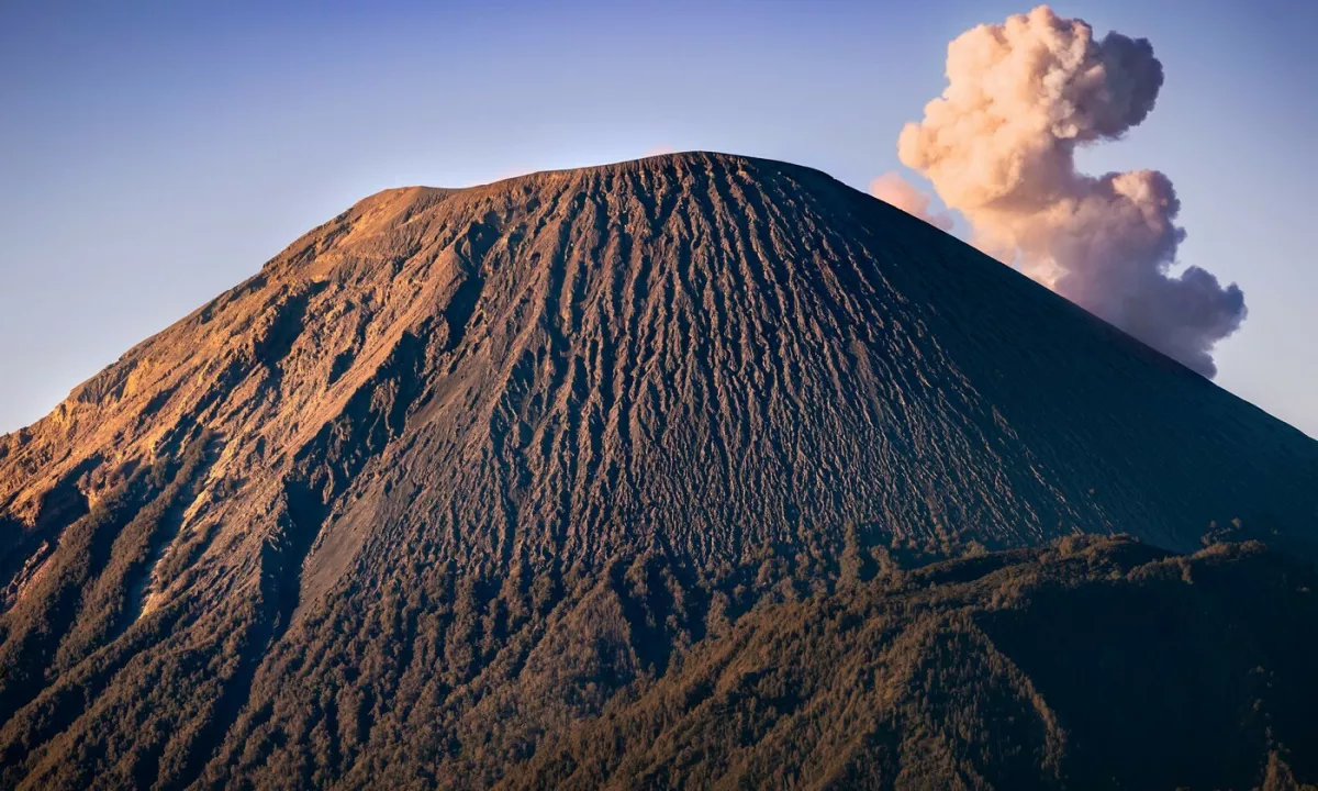 V Indoneziji zaradi vulkana razglasili najvišjo stopnjo nevarnosti