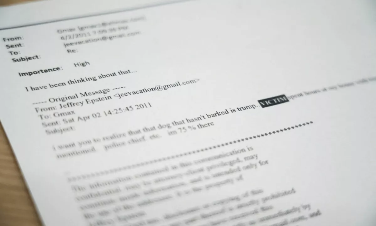 Trump podpisal zakon za objavo Epsteinovih dosjejev