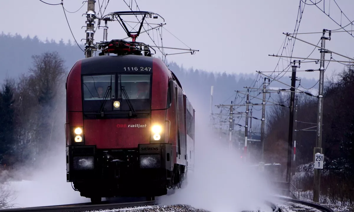V trčenju vlakov na Češkem poškodovanih več deset ljudi
