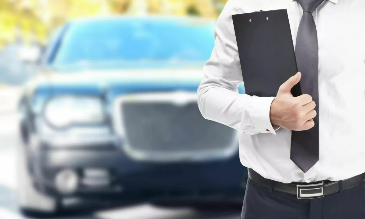 Goljufivi zavarovalni zastopniki ponarejali podpise in sklepali nove police, opozarja AZN