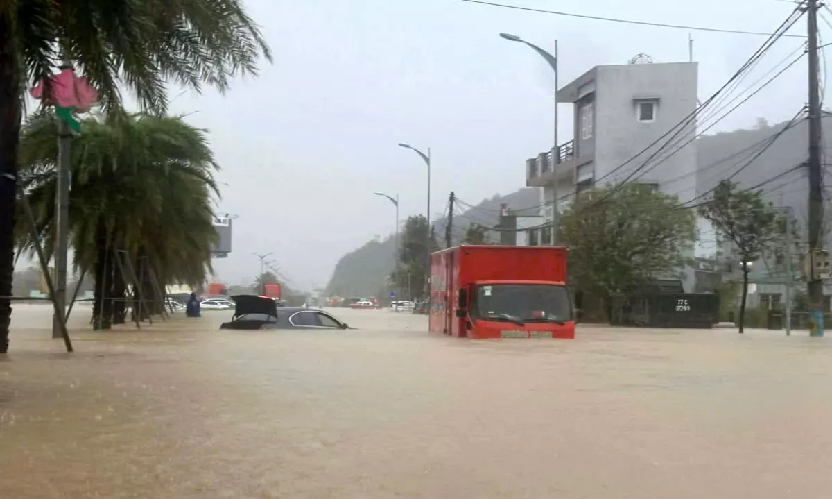 Poplave v Vietnamu zahtevale več deset življenj
