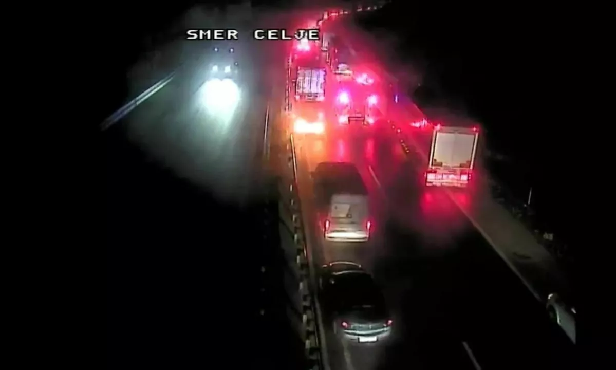 Pri Vranskem zagorel tovornjak, avtocesta proti Mariboru delno prevozna