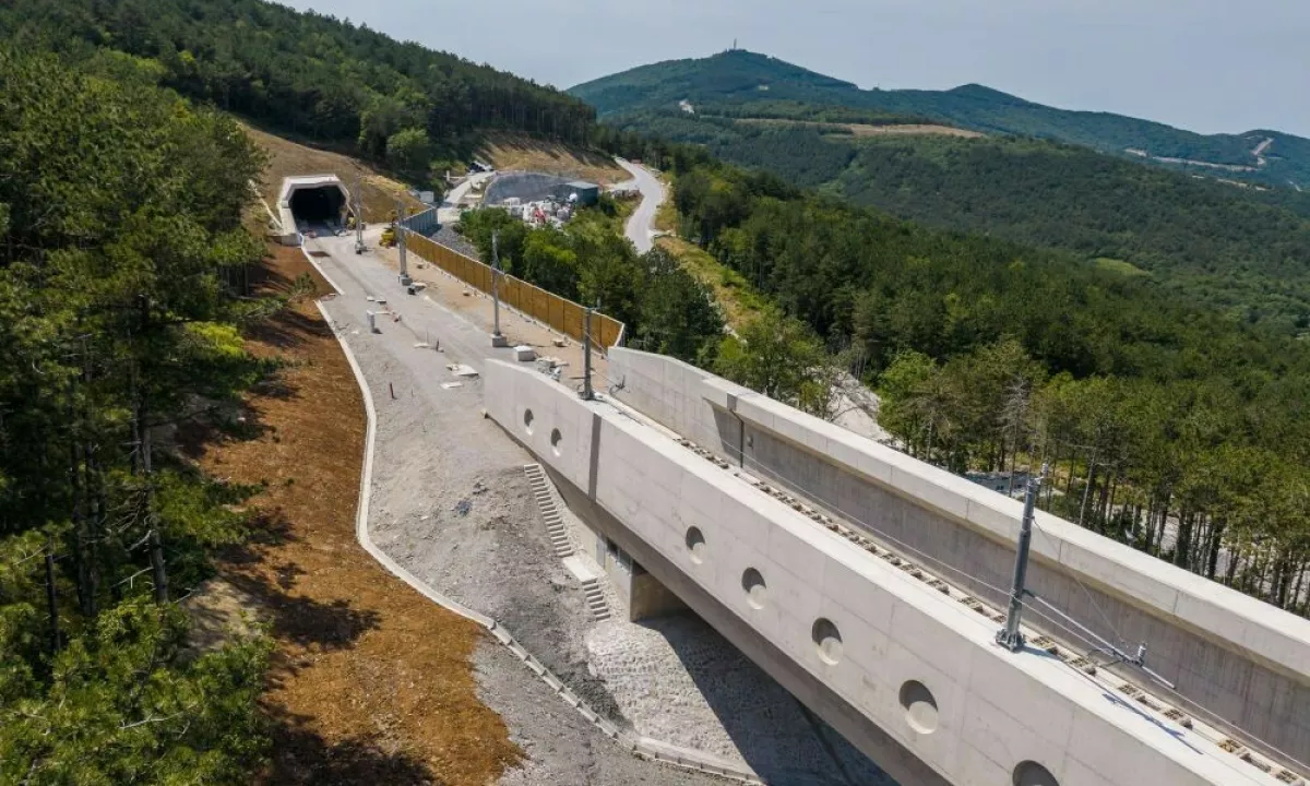 Končan odsek drugega tira med Črnim Kalom in Koprom, do leta 2030 naj bi bil zgrajen dodaten tir